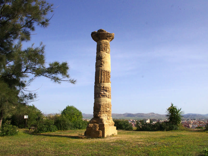 La colonna dell'Athenaion La colonna del tempio C o Athenaion