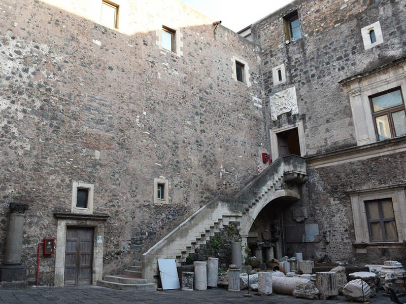 Il cortile interno di Castello Ursino a Catania