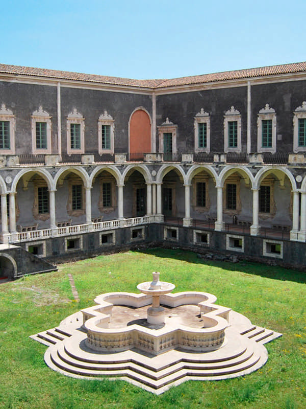 Il Chiostro del Monastero dei Benedettini a Catania