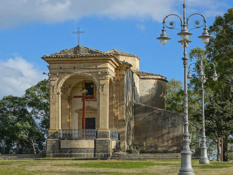 Chiesa del Santissimo Crocifisso al Calvario La Chiesa del Santissimo Crocifisso al Calvario a Militello