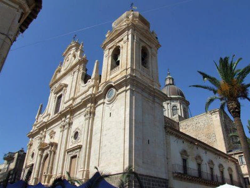 Chiesa di San Nicolò e Santissimo Salvatore La Chiesa di San Nicolò e Santissimo Salvatore a Militello