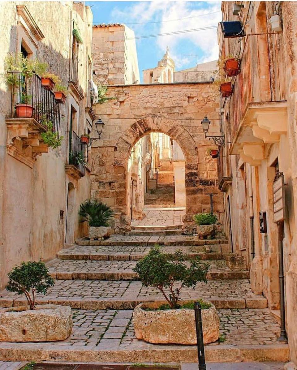 L'Arco dell'Annunziata L'Arco dell'Annunziata di Chiaramonte Gulfi