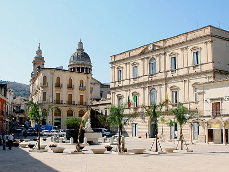 Piazza Fonte Diana e Palazzo Comunale Piazza Fonte Diana a Comiso