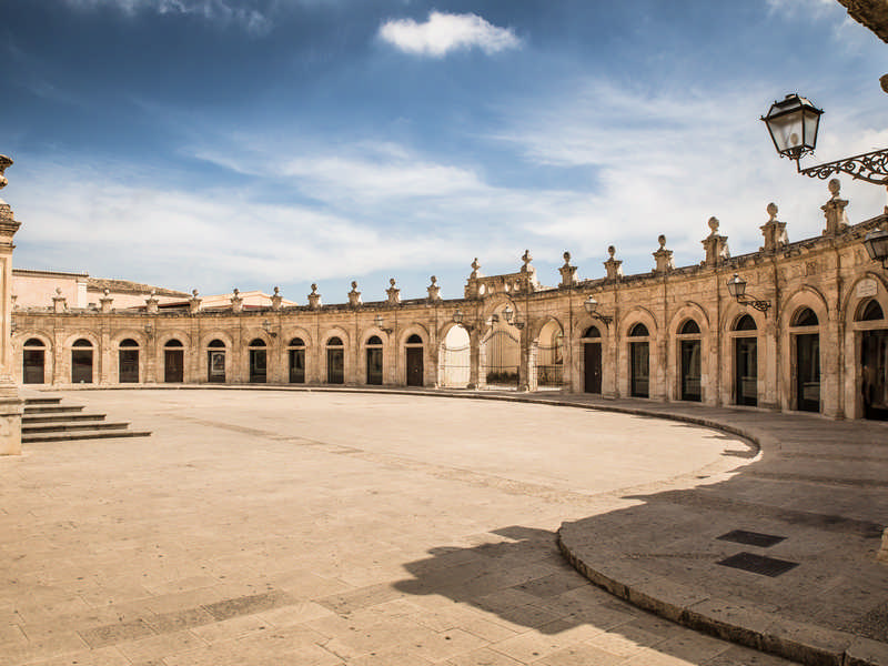 Il loggiato della Basilica di Santa Maria Maggiore a Ispica