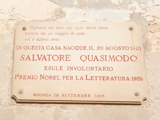 Targa apposta sulla Casa natale di Salvatore Quasimodo a Modica