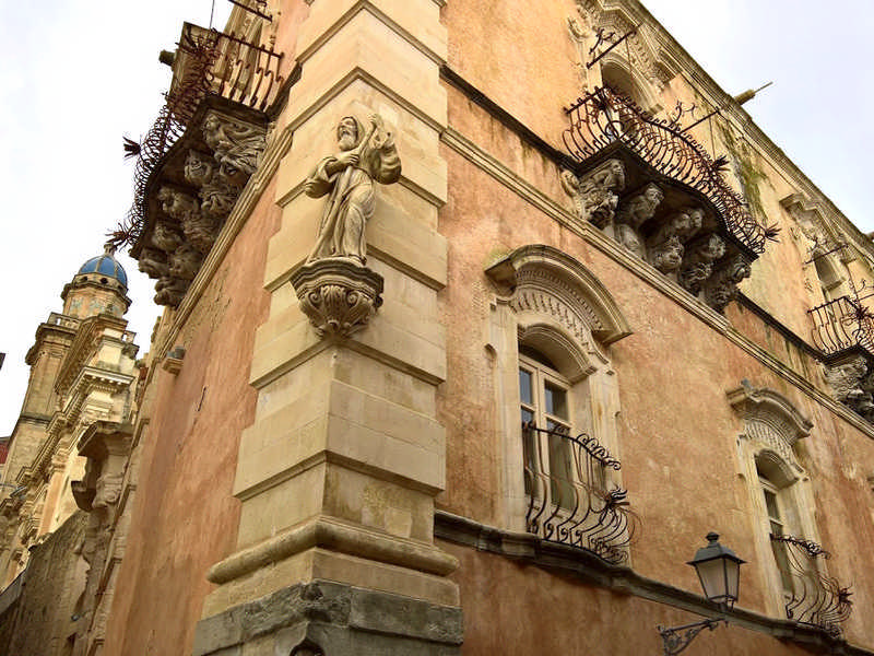 Statua di San Francesco di Paola Testata d'angolo del Palazzo Cosentini a Ragusa