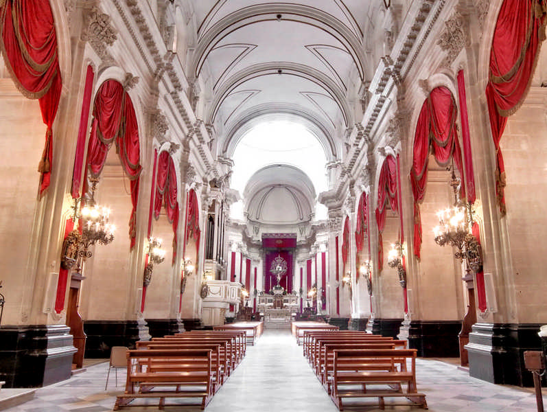 Interno del Duomo di San Giorgio Interno del Duomo di San Giorgio a Ragusa