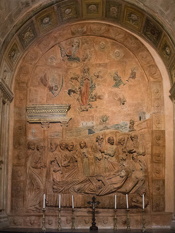 La Dormitio Virginis Il bassorilievo raffigurante la Dormitio Virginis nella chiesa di Santa Maria delle Scale a Ragusa