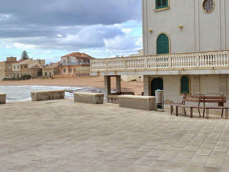 Casa di Montalbano e piazza della Torre La casa di Montalbano a Punta Secca