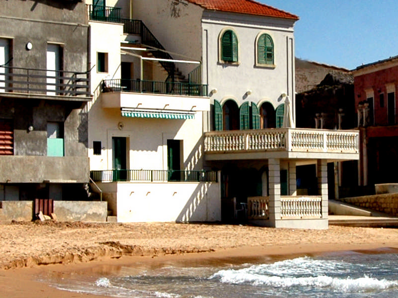 Casa di Montalbano e spiaggia antistante La spiaggia di Punta Secca
