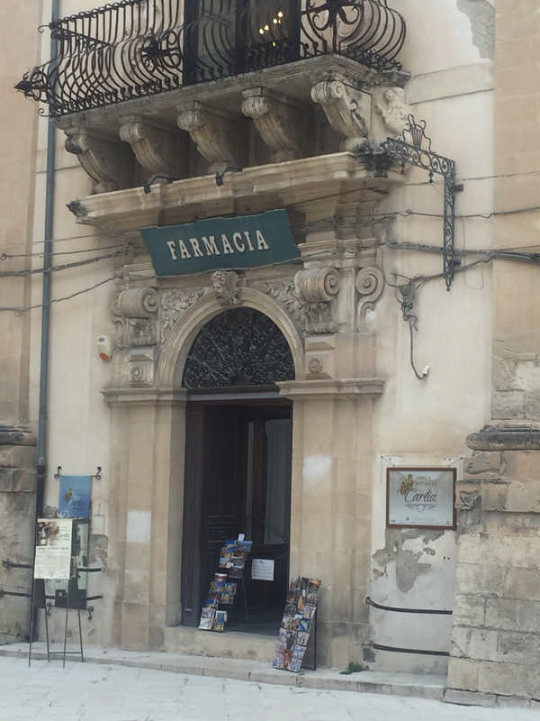 L'Antica Farmacia Cartia in Via Mormino Penna a Scicli