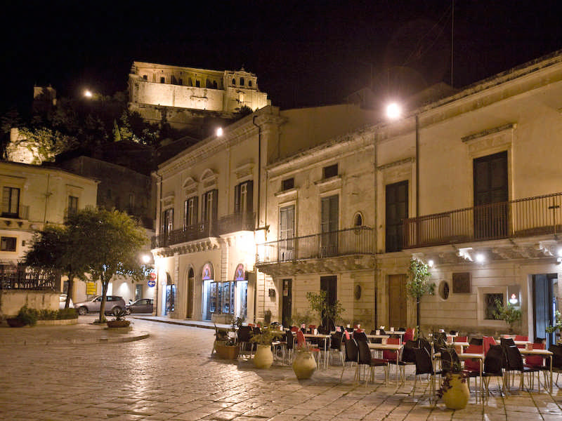 Veduta notturna della Via Mormino Penna a Scicli