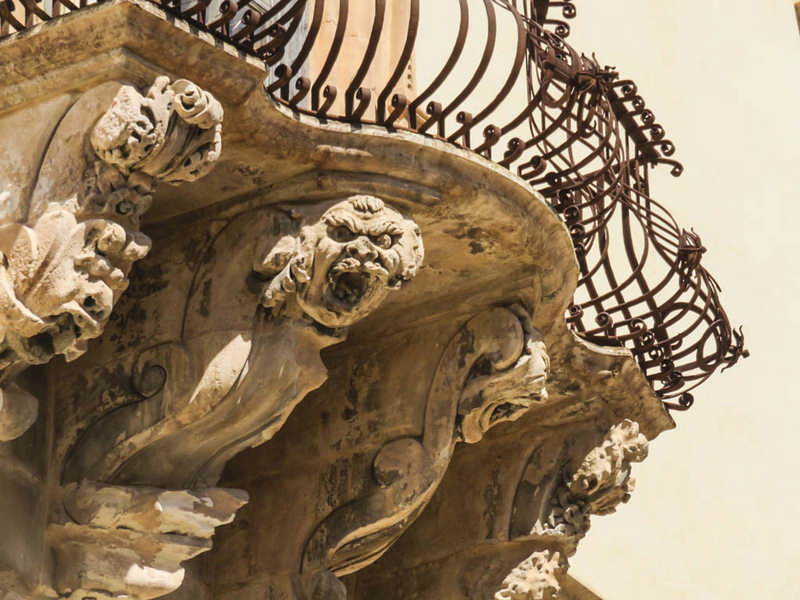 Balcone di Palazzo Beneventano Particolare di un balcone di Palazzo Beneventano a Scicli