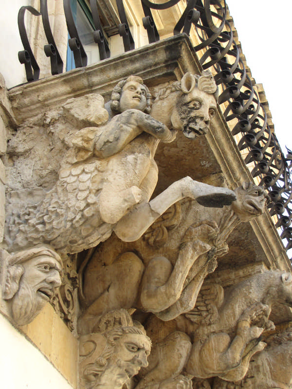 Particolare del balcone laterale di Palazzo Fava a Scicli