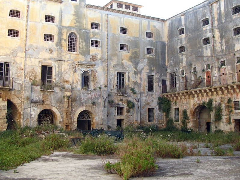 Cortile interno del Castello Svevo di Augusta