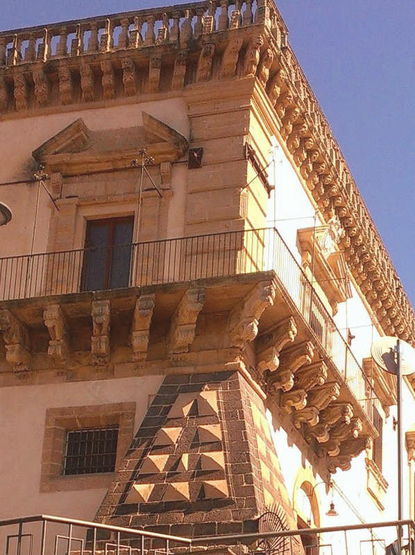 Palazzo Gravina-Cruyllas - particolare Particolare dell'angolo del Palazzo Municipale di Francofonte