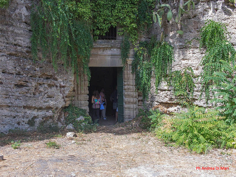 Esterno della Chiesa rupestre del Crocifisso a Lentini