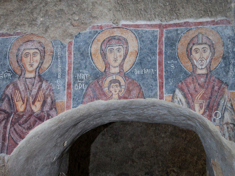 Affreschi all'interno della Chiesa rupestre del Crocifisso Interno della Chiesa rupestre del Crocifisso a Lentini