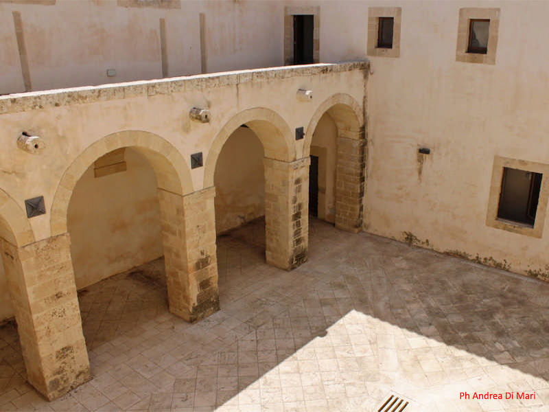 Il cortile del Convento dei Frati Minori Cappuccini a Lentini