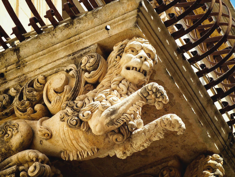 Particolare di un balcone di Palazzo Nicolaci di Villadorata