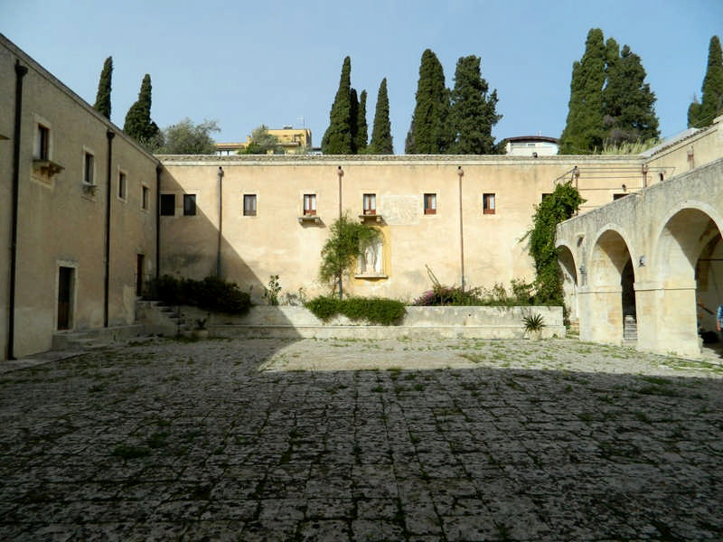 Chiostro del Convento dei Cappuccini Il Convento dei Cappuccini a Sortino - Chiostro